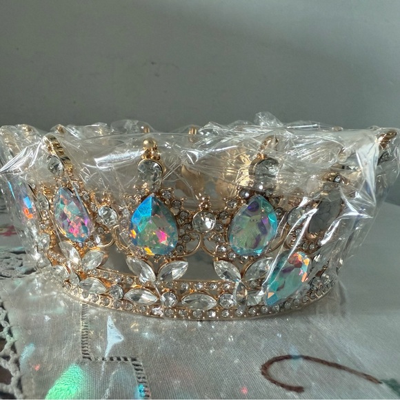 Crown - Picture 1 of 10